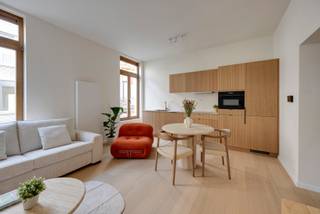 <strong>Licht en stijlvol appartement met terras in hartje Antwerpen.</strong><br /><br />In de levendige Sint-Antoniusstraat, tussen het Zuid en het historische stadscentrum, vind je dit elegant gerenoveerde appartement, onderdeel van een kleinschalig project van High-Five Group met slechts drie entiteiten. Hier woon je op wandelafstand van de Kloosterstraat, gezellige cafés, boetieks en het nieuwe Zuidpark, ideaal voor wie houdt van stedelijk comfort met een vleugje rust.<br /><br />Bij het binnenkomen bevindt zich aan de voorzijde de ruime leefruimte met een prachtige keuken die volledig is uitgerust met hoogwaardige toestellen en een royaal werkblad. Dankzij de grote ramen geniet je hier de hele dag van natuurlijke lichtinval en een aangename open sfeer.<br /><br />Centraal in het appartement bevindt zich een apart toilet met wastafel en aansluitingen voor wasmachine en droogkast, praktisch en netjes geïntegreerd in het ontwerp. Achteraan de woning ligt de serene slaapkamer met maatwerkkasten en een ensuite badkamer die uitblinkt in verfijnde afwerking.<br /><br />Via de slaapkamer heb je toegang tot een gezellig terras van 5 m², perfect georiënteerd op de ochtendzon, een ideale plek voor je eerste koffie van de dag.<br /><br />Met zijn doordachte indeling, stijlvolle materialen en energiezuinige uitvoering biedt dit appartement de perfecte balans tussen modern wonen en tijdloze elegantie in een van Antwerpen’s meest gegeerde buurten.<br /><br />Ontdek dit pareltje met LISTED en bel +32 283 51 51