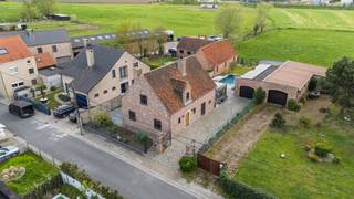 <p>Welkom in deze prachtige, volledig vernieuwde open bebouwing in de Schoolstraat 71 te Zele – een woning waar comfort, licht en kwaliteit naadloos samenkomen.</p><p></p><p>Deze instapklare woning werd met veel zorg en oog voor detail recent gerenoveerd en biedt alles wat je zoekt voor hedendaags wonen. De lichtrijke leefruimtes creëren meteen een aangenaam gevoel van openheid, terwijl de rustige ligging en het vrije zicht zorgen voor een unieke woonbeleving. De moderne, volledig uitgeruste keuken vormt het hart van de woning en sluit aan op de ruime leefruimte. Voordeel van een ruime berging vlakbij de keuken. Vanuit de keuken heb je directe toegang tot een tweede terras – ideaal voor een ontspannen ontbijt in de ochtendzon.</p><p></p><p>Buiten geniet je volop van het verwarmde zwembad (warmtepomp), perfect voor lange zomerdagen in alle privacy.</p><p>Binnen vind je drie volwaardige slaapkamers en een comfortabele badkamer met zowel ligbad als douche. De woning beschikt bovendien over twee toiletten, wat het praktisch comfort verhoogt. Verwarming gebeurt via centrale verwarming op gas en met een gunstig EPC-label C zit je ook op vlak van energie goed. De aanwezige zonnepanelen dragen extra bij aan een lagere energiefactuur.</p><p></p><p>Tot slot is er een ruime garage aanwezig en werd de woning doorheen de jaren met de grootste zorg onderhouden.</p><p></p><p>Kortom: een uitzonderlijk aanbod voor wie op zoek is naar een instapklare, lichtrijke woning met alle hedendaagse luxe, in een rustige omgeving.</p><p>Interesse? Neem snel contact op voor een bezoek en laat je verrassen!</p>