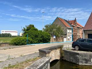 Op een mooi en perfect georiënteerd hoekperceel van 216 m² verkopen wij deze halfopen woning, volledig te vernieuwen maar met bijzonder...