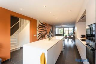 Ben je op zoek naar een woning waar je zó kan intrekken? Dan is deze prachtig gerenoveerde én energiezuinige woonst precies wat je zoekt. Alles is...