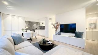 <p><strong>Volledig gerenoveerd PENTHOUSE met 2 ruime zonneterrassen, op enkele stappen van de ZEEDIJK en het Van Bunnenplein</strong></p>
<p>Dit exclusieve penthouse biedt een perfecte mix van luxe, comfort en lichtinval, ideaal gelegen in het hart van Knokke.</p>
<p><strong>Indeling:</strong><br />Bij binnenkomst verwelkomt de inkomhal u met een gastentoilet. De lichtrijke leefruimte, met een indrukwekkende gevelbreedte, sluit naadloos aan op een moderne open keuken, uitgerust met alle hedendaags comfort. De gezellige eethoek leidt naar een prachtig terras van maar liefst 27m², waar u geniet van zijdelings zeezicht en volop zon.</p>
<p>Achteraan bevinden zich twee ruime en volwaardige slaapkamers, elk voorzien van ingemaakte kasten en een eigen en-suite doucheruimte. Beide kamers bieden toegang tot het tweede zonnige terras van 22m², een ideale plek om te ontspannen in alle rust.</p>
<p><strong>Een instapklaar penthouse op een toplocatie, dat een bezoek meer dan waard is!</strong></p>