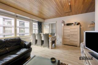Dit verzorgde appartement bevindt zich op de vierde verdieping van de residentie West End, op enkele passen van de Groentemarkt, de winkelstraat, het strand en het station!<br />Het ruime appartement (96 m²) is ingedeeld als volgt:<br />inkomhal met vestiairekast, grote woonkamer, aparte keuken, ruime berging met ingemaakte kast en aansluiting voor wasmachine, apart toilet, badkamer met ligbad en lavabo en 2 volwaardige slaapkamers, waarvan één met ingemaakte kasten.<br />Verder is er nog een private kelder en een gemeenschappelijke afvalberging.<br />Het appartement is asbestvrij en bovendien is de elektrische keuring conform.
