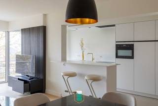 Dit ruim en lichtrijk appartement biedt een praktische en comfortabele woonoplossing voor tijdelijke verhuur. Het appartement is zo goed als...