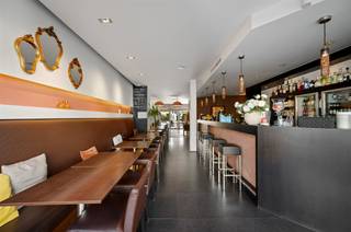 <p><span>In een gebouw uit 2008, ontworpen door de befaamde architect Reginald Schellen, is dit centraal gelegen handelsgelijkvloers te koop, dat momenteel in gebruik is als restaurant. Het is instapklaar en goed onderhouden, inclusief een industriële keuken, toog en verlichting. Het 114m² grote gelijkvloers kreeg een epc B-label, dankzij de aanwezigheid van: een Fujitsu lucht/lucht warmtepomp, ventiloconvectoren in het plafond, hoogrendementsglas, alu-ramen, 6cm muurisolatie (achtergevel) en efficiënte verlichting (o.a. LED-strips). Eens voorbij het inkomsas, overschouwt u de grote ruimte, die zich uitstrekt tot aan de brede raampartij aan de achtergevel. Deze bestaat uit een dubbele deuropening die volledig kan worden opengezet en rechtstreeks toegang biedt tot het betegelde zonneterras. Deze verbruikzaal omvat nu 32 zitplaatsen aan 16 modulaire tafels, gecombineerd met zitbanken. Let ook op de geslaagde combinatie van grote donkere vloertegels, met een houten vloer en een geluidsabsorberend plafond. Een grote vaste toog is aanwezig. In de open keuken zijn vaste en mobiele elementen in inox verenigd. Het is mogelijk om de roerende horeca-inboedel afzonderlijk over te nemen. Via de gemeenschappelijke delen bereikt u de kelderbergingen, die u kan gebruiken voor uw voorraad. Belangrijke troeven zijn: afzonderlijk sanitair voor heren en dames, een zonnig terras (20 personen), aparte toegang terras voor leveranciers, gratis parkeren zonder schijf achter de kerk, muziekinstallatie met ingebouwde luidsprekers en tot slot, weinig verkeerslawaai (zone 30). Gemeenschappelijke kosten: ca. 150,00 per maand.</span></p>