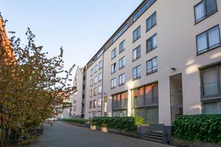 <span>Dit duplex-penthouse is uitzonderlijk gelegen in het hart van de Theaterbuurt, op wandelafstand van de Meir, het Theaterplein en de Leien. Ondanks de centrale ligging geniet u hier van rust en privacy, een zeldzame troef in de binnenstad. Het appartement bevindt zich in een modern gebouw en beschikt over twee ruime terrassen met een totale oppervlakte van ongeveer 90 m², waar het heerlijk vertoeven is in alle stilte. <br /><br />U komt binnen in de inkomhal die de leefruimte opdeelt in twee delen. Aan de ene zijde bevindt zich een gezellige ontspanningsruimte met openhaard, aan de andere kant een eetgedeelte dat aansluit op de open, volledig ingerichte keuken. De keuken is voorzien van veel ingemaakte kasten en geeft uit op het private terras. Op de bovenverdieping zijn er twee ruime slaapkamers en twee badkamers. De eerste badkamer beschikt over een ligbad, een douche en dubbele wastafel, de tweede over een douche en wastafel. Deze verdieping geeft ook toegang tot het tweede riante terras, met nog een extra berging ruimte. Een zeer ruime kelderberging is inbegrepen in de prijs. Een autostaanplaats in het gebouw kan worden aangekocht voor 35.000 euro. Een ideaal appartement voor wie comfortabel wil wonen op een toplocatie in het centrum van Antwerpen, met uitzonderlijk veel buitenruimte.</span><br /><br />EPC kWh/sqm: 139 - Vg, Wche, Gmo, Gvkr, Gvv - P+G-Score: C<br /><br />Vergunning uitgereikt , Woongebied met een culturele, historische en/of esthetische waarde, Geen rechterlijke herstelmaatregel of bestuurlijke maatregel opgelegd, Geen voorkooprecht ruimtelijke ordening aanwezig, Geen verkavelingsvergunning