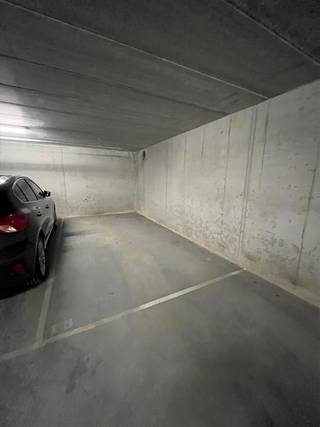 Deze ruime autostaanplaats bevindt zich op wandelafstand van de volledig vernieuwde Markt in Kasterlee.De inrit is volledig afgesloten met een...