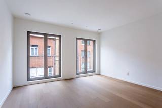 Op de eerste verdieping van het stijlvolle nieuwbouwproject 30Noord bevindt zich dit moderne en lichtrijke appartement. Dankzij de uitstekende ligging woont u op slechts enkele minuten van het bruisende Eilandje, Park Spoor Noord en het historische stadscentrum van Antwerpen. Bovendien geniet u van een vlotte bereikbaarheid via het openbaar vervoer en de belangrijkste invalswegen.<br /><br />Het appartement beschikt over een aangename en lichtrijke leefruimte met een open, volledig ingerichte keuken, uitgerust met alle nodige inbouwtoestellen. Aan de achterzijde bevindt zich de ruime slaapkamer met een ensuite badkamer, voorzien van een inloopdouche en een wastafel met opbergmeubel. Vanuit de slaapkamer heeft u rechtstreeks toegang tot het gezellige terras, waar u in alle rust kunt genieten van de buitenlucht.<br /><br />Een ideale woonst voor wie op zoek is naar comfortabel en hedendaags wonen op een centrale locatie.<br /><br />Huurprijs: 895 EUR/maand<br />Provisie kosten: 100 EUR/maand<br />Beschikbaarheid: Onmiddellijk <br /><br />Interesse?<br />Contacteer LISTED voor een bezoek: +32 3 283 51 51.<br />