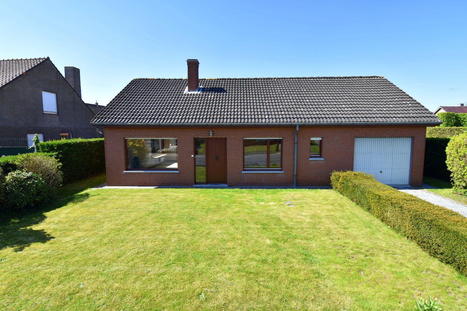 Ruime alleenstaande woning met 2 slaapkamers (mogelijkheid tot meer!), garage en zonnige tuin te koop in Gullegem - foto 2