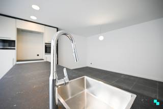 Ontdek dit volledig vernieuwd gelijkvloers appartement met<strong> twee slaapkamers</strong> (waarvan één volwaardige) en een aangenaam zonneterras in hartje Wevelgem. Het gebouw werd in 2025 volledig vernieuwd en vergund tot een kleinschalige residentie bestaande uit twee appartementen en drie garageboxen. Het betreffende appartement heeft een bewoonbare oppervlakte van ca. 76m² (volgens opmetingen) en is volledig instapklaar. Inkomhal, eerste (kleinere) kamer, de volwaardige slaapkamer, de badkamer met inloopdouche, wastafel en toilet, alsook de open geïnstalleerde keuken en woonkamer met aansluitend terras. Het terras is op heden nog open met de doorrit naar de garageboxen, maar deze kan door de koper perfect wordt ingericht om privacy te waarborgen. CV op aardgas | Elektriciteit conform | Asbestveilig | EPC label C (geen renovatieverplichting) | Plattegrond hieronder te downloaden. Laurence (BIV 541 501) organiseert voor dit appartement de bezoeken, mits het maken van een afspraak.