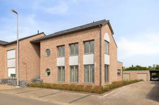 Op een rustige en gunstige locatie aan de Pastoorslindestraat in Lanaken, op korte afstand van het centrum en alle dagelijkse voorzieningen, bevindt zich dit ruime gelijkvloerse appartement uit 2003. Dankzij de hedendaagse bouwstijl, de praktische indeling en de uitstekende ligging is dit een interessante opportuniteit voor zowel eigen bewoning als investering.<br /><br />Bij het betreden van het appartement komt u in de inkomhal, die toegang geeft tot de lichtrijke woon- en zitkamer. Aansluitend bevindt zich de functionele keuken. Verder beschikt het appartement over drie slaapkamers, een handige berging en een ruim terras waar u in alle rust kunt genieten.<br /><br />Als extra troef is er een afgesloten garage inbegrepen, wat zorgt voor extra comfort en parkeergelegenheid.<br /><br />Momenteel is het appartement verhuurd, waardoor het meteen rendement biedt voor investeerders. Wenst u het appartement zelf te betrekken? Dan is dit eveneens een optie dankzij de ruime indeling, de kwalitatieve afwerking en de centrale ligging.<br /><br />Troeven:<br /><br />Gelijkvloers appartement<br />Bouwjaar 2003<br />Hedendaagse bouwstijl<br />3 Slaapkamers<br />Lichtrijke woon- en zitkamer<br />Functionele keuken<br />Praktische berging<br />Groot terras<br />Afgesloten garage<br />Op wandel- en fietsafstand van het centrum van Lanaken<br />Momenteel verhuurd <br />Ideaal als investering of voor eigen bewoning<br /><br />Een instapklaar appartement met een uitstekende combinatie van ruimte, comfort en investeringspotentieel op een gegeerde locatie in Lanaken. Neem gerust contact op voor meer informatie of een bezichtiging.