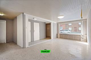 In Krombeke (deelgemeente van Poperinge) bevindt zich deze woning. Deze woning is op te frissen of te renoveren. Mits dakisolatie bekom je al label D waardoor de renovatieplicht meteen wegvalt! De indeling van de woning gaat als volgt: Inkomhal - woonkamer - keuken - berging - garage - wasplaats - badkamer en gang. Op het 1e verdiep heb je 2 slaapkamers en een toilet. Je hebt een koertje aan de zijkant! <br /><br />Steek de handen uit de mouwen en maak van deze woning een gezellige stek! Contacteer Manon (+32 475 21 56 22) voor een bezoek ter plaatse en bekijk samen wat de mogelijkheden zijn! <br /><br />Technische kenmerken:<br /><br />- Enkele beglazing<br /><br />- CV dmv stookolie<br /><br />- Elektriciteit niet conform <br /><br />- Dakisolatie nog niet voorzien<br /><br />- EPC: label F => mits dakisolatie alreeds in label D <br /><br />