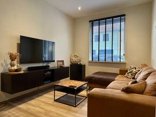 Starterswoning te koop in Roeselare 🏡Bij het binnenkomen word je verwelkomd in de gezellige leefruimte. Dankzij de hoge plafonds geniet je van een...