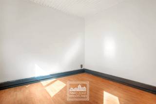 <p>Alweer VERKOCHT op 1e BEZOEKDAG.</p><p>"ABSOLUTE TOPPER" - Afspraak ENIGE BEZOEKDAG ENKEL telefonisch via Randy Remue op 0479/ 99. 99. 90, meer info via Facebook "Remue Randy" - LIKE de pagina en blijf op de hoogte van alle nieuwe woningen. De stukken van de woning zijn te consulteren op www.immo-zone.be. Deze op te knappen woning met veel potentieel vinden we terug te Hamerstraat 146, Gent. Indeling: Bij het binnenkomen valt meteen de lange inkomhal op, die toegang geeft tot de verschillende leefruimtes. Aansluitend vinden we de keuken met toegang tot de binnenkoer. Op het gelijkvloers bevindt zich eveneens de badkamer, uitgerust met een ligbad, toilet en wastafel. Op de eerste verdieping vinden we 3 slaapkamers terug. Op de tweede verdieping is ook nog een ruime kamer voorzien. Deze ruimte beschikt over een aangename oppervlakte en een volledig afgewerkte houten dakstructuur. Een extra troef is de zolder die ook heel wat mogelijkheden als extra bergruimte biedt. Deze woning is een ABSOLUTE TOPPER voor starters, gezinnen en investeerders. Gelegen vlakbij winkels, scholen en openbaar vervoer. De ligging nabij scholen maakt de woning ook geschikt als onderdak voor uw studerende kinderen. RENOVATIEPLICHT VAN TOEPASSING. P-score: D / G-score: D. VOOR ZEER SNELLE BESLISSERS!!<br />IMMO ZONE RHODELAND RANDY REMUE - 0479/ 99. 99. 90</p>
