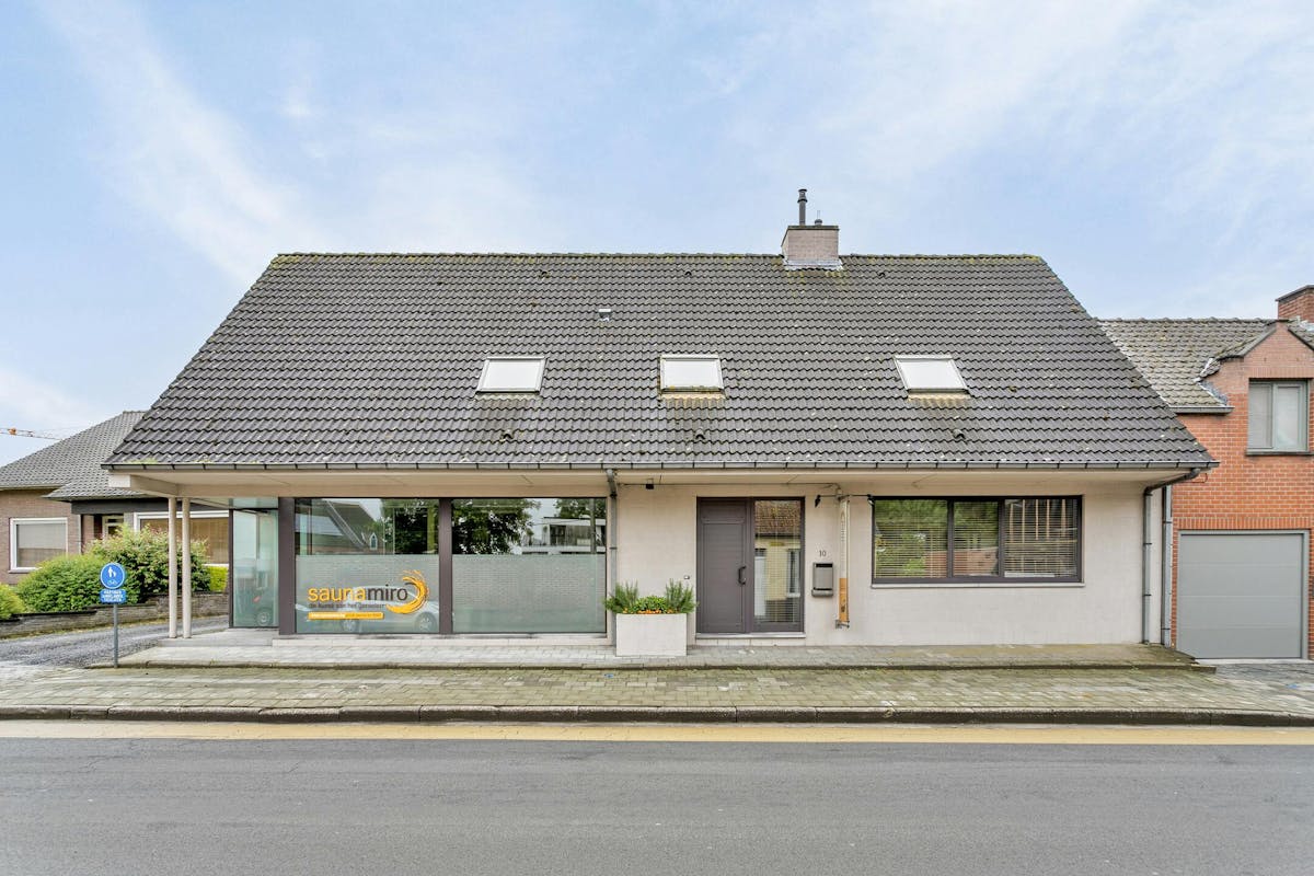 Saunacomplex met zwembad en woonst te koop in Zwevezele. - foto 1