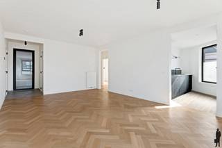 <strong>Energiezuinig, volledig gerenoveerd appartement te Deurne-Zuid!</strong><br /><br />Dit <strong>stijlvol </strong>appartement op de eerste verdieping van een kleinschalig gebouw werd volledig gerenoveerd in 2022 en biedt een combinatie van <strong>luxe, energiezuinigheid</strong> en uitstekende bereikbaarheid. Tijdens de renovatiewerken werden enkel <strong>hoogwaardige materialen en toestellen</strong> geïnstalleerd.<br /><br /><span>Indeling:</span><br />
<ul>
<li>Lichtrijke leefruimte</li>
<li>Open keuken volledig uitgerust met ingemaakte kasten, koelkast, aparte diepvriezer, oven, microgolf, dampkap, kookplaat, spoelbak en vaatwasser.</li>
<li>Twee slaapkamers</li>
<li>Stijlvolle badkamer met inloopdouche, dubbel badkamermeubel, ingebouwde kast voor wasmachine en droogkast</li>
<li>Apart toilet</li>
</ul>
<span><br />Troeven, afwerking en comfort:</span><br />
<ul>
<li><strong>EPC A, a</strong><strong>sbestveilig, elektriciteit conform!</strong></li>
<li><strong>Doorlopend </strong>warme visgraat <strong>parket</strong></li>
<li><strong>Stijlvolle tegelvloer </strong>in keuken, badkamer en toilet</li>
<li><strong>Kwaliteitstoestellen </strong>van Bosch</li>
<li><strong>Dubbele beglazing</strong> uit aluminium</li>
<li><strong>Totaalrenovatie </strong>uit 2022</li>
<li><strong>Grote </strong>privatieve <strong>berging </strong>op het gelijkvloers</li>
<li><strong>Inpandige garagebox</strong> beschikbaar aan €30.000,00;</li>
</ul>
<strong><br />Kortom</strong>: dit is een unieke kans voor wie op zoek is naar een stijlvol, energiezuinig en centraal gelegen appartement.