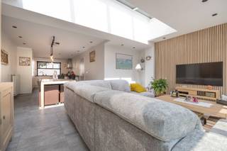 In het centrum van Heist, op wandelafstand van winkels, horeca en openbaar vervoer, bevindt zich deze volledig gerenoveerde en instapklare...