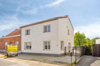 Cette maison semi-mitoyenne totalement et soigneusement rénovée est située dans une rue calme et allie confort, espace et une disposition pratique.En...
