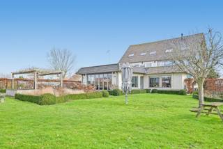 Restaurant De Hooipiete biedt een unieke opportuniteit voor wie wonen en ondernemen wil combineren of op zoek is naar een veelzijdig investeringsvastgoed. Deze volledig uitgeruste horecazaak met ruime privéwoning en twee B&B-kamers bevindt zich op een perceel van maar liefst 4.370 m² langs de oevers van de Ijzer te Fintele. Het restaurantgedeelte (90 zitplaatsen) op het gelijkvloers omvat een sfeervolle restaurantzaal met een gezellige houtkachel. Dankzij scheidingsdeuren kan de ruimte flexibel worden ingedeeld in één grote zaal of meerdere aparte ruimtes. Aansluitend bevindt zich een veranda met tegelvloer, vloerverwarming en een accordeondeur naar het ruime terras met 90 extra zitplaatsen. De professionele keuken is volledig uitgerust. Verder beschikt het restaurant over een sanitaire blok. Buiten bevindt zich een tuin met tuinberging, dierenverblijf en aanlegsteiger (mogelijkheid tot overname rederij luxe-sloepen)<br /><br />De privéwoning bevindt zich op de eerste en tweede verdieping. Op de eerste verdieping vinden we een ruime leefruimte met parketvloer, en draaibare houtkachel, een eetkamer met ingemaakte kast en toegang tot het terras, een praktische wasruimte/keuken, een badkamer, een apart toilet en een sportkamer met vaste trap naar de bovenverdieping. De tweede verdieping omvat drie slaapkamers, waarvan één ingericht als dressing en een bureau met prachtige verzichten. Verschillende ruimtes beschikken over ingemaakte kasten. De woonst biedt alle comfort voor een gezin dat wonen en werken wenst te combineren.<br /><br />Het B&B-gedeelte beschikt op het gelijkvloers over twee ruime garages met kantelpoort en drijfkracht. Op de eerste verdieping bevinden zich twee volwaardige gastenkamers van elk 40 m², beide uitgerust met een bad met douchemogelijkheid, lavabomeubel, toilet, elektrische verwarming en boiler. Deze units vormen een interessante bijkomende inkomstenbron of uitbreidingsmogelijkheid binnen het horecaconcept.<br /><br />Deze eigendom onderscheidt zich door haar instapklare horecakeuken, flexibiliteit van fucnties, de combinatie van wonen en werken, de twee ruime B&B-units, het zuidgericht perceel, het grote terras met 90 zitplaatsen, Een uitzonderlijke kans voor ondernemers of investeerders die op zoek zijn naar ruimte, mogelijkheden en rendement.