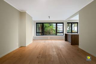 <p><span>Hoogwaardig gerenoveerd 3-slaapkamer appartement met terras op toplocatie !</span></p><p><span>Dit recent volledig gerenoveerde appartement (2025) is gelegen op het gelijkvloers van de prestigieuze Prins Boudewijnlaan 84 te Wilrijk. Bij binnenkomst in de ruime inkomhal wordt u meteen verwelkomd door de doorlopende parketvloer die over het hele appartement aanwezig is en een warme, tijdloze sfeer uitstraalt.</span></p><p><span>Locatie:</span><span><br />De Prins Boudewijnlaan is één van de meest gegeerde lanen van Wilrijk, rustig en residentieel maar toch vlakbij het centrum. U bevindt zich op wandelafstand van winkels, scholen, parken en openbaar vervoer. De uitstekende verbindingen naar Antwerpen en omliggende gemeenten maken deze locatie zowel praktisch als aantrekkelijk.</span></p><p><span>Indeling:</span></p><p><span>Via de karaktervolle gietijzeren dubbele deur betreedt u de riante leefruimte met open keuken van maar liefst 46 m². De keuken is afgewerkt met hoogwaardige materialen en beschikt over alle moderne voorzieningen, ideaal voor zowel culinaire creaties als gezellige momenten met familie en vrienden. Naast de keuken vindt u een praktische berging met ingemaakte kasten en voldoende plaats voor wasmachine en droogkast.</span></p><p><span>De inkomhal biedt tevens toegang tot een aparte gastentoilet en een ingemaakte kast, waardoor functionaliteit en comfort perfect worden gecombineerd. De moderne, strak afgewerkte badkamer is voorzien van een inloopdouche en een dubbele lavabo, uitgevoerd in hoogwaardige materialen die een luxe uitstraling geven.</span></p><p><span>Achteraan het appartement liggen de 3 slaapkamers, waaronder de ruime master bedroom van 17 m². De twee andere slaapkamers zijn eveneens voorzien van ingemaakte kasten, waardoor u extra opbergruimte heeft zonder in te boeten op esthetiek.</span></p><p><span>Het appartement wordt verkocht onder opschortende voorwaarde van het verkrijgen van een vergunning voor het terras. Het voorziene terras van 12 m², voorzien van een houten schutting van circa 2 meter hoog, biedt een aangename buitenruimte met maximale privacy perfect voor ontspannen of een gezellig aperitief.</span></p><p><span>Optioneel kan er een garagebox worden aangekocht voor 27.500 euro, wat extra comfort en gemak biedt in deze drukbezochte wijk. </span></p><p><span>Extra troeven:</span></p><ul><li><span>Toplocatie in Wilrijk, nabij winkels, scholen en openbaar vervoer</span></li><li><span>EPC B energiezuinig en duurzaam</span></li><li><span>Asbestveilig</span></li><li><span>Elektriciteit volledig conform</span></li><li><span>3 ruime slaapkamers met ingemaakte kasten</span></li><li><span>Hoogwaardig gerenoveerd in 2025, instapklaar</span></li><li><span>Mogelijkheid tot aankoop garagebox</span></li></ul><p><span>Dit appartement combineert stijlvol wonen, praktische indeling en moderne comfort op een van de meest gegeerde locaties van Wilrijk. Een unieke kans voor wie op zoek is naar een kwalitatief afgewerkt appartement met een persoonlijke touch en extra buitenruimte.</span></p>