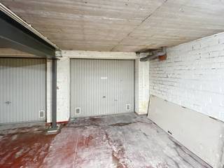 Garage box à vendre à Strombeek-Bever, situé dans un petit complexe bien entretenu à distance de marche du centre.Idéal pour un rangement en...