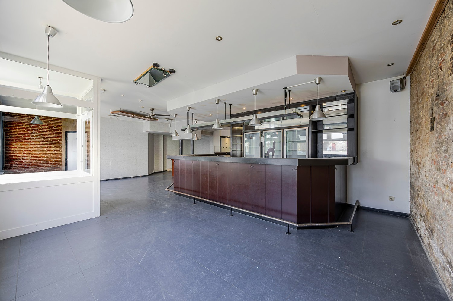 TE RENOVEREN handelspand met woonst vlakbij de GENTPOORT en de VESTEN! - foto 5