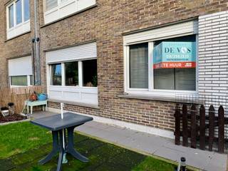 Verzorgd gelijkvloers appartement gelegen aan de buitenrand van Gent. Openbaar vervoer, winkels, scholen ed. bevinden zich in de nabije omgeving. Het...