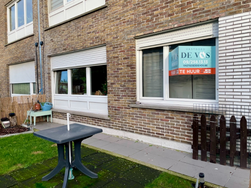 GELIJKVLOERS APPARTEMENT MET TWEE SLAAPKAMERS, TUIN EN GARAGE TE HUUR - foto 2