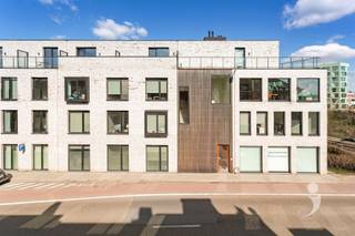 <p><span>Moderne studentenkamer met eigen sanitair voor het  academiejaar 2026-2027.</span></p><p><span> </span></p><p><span>De kamer is gelegen op de tweede verdieping in studentenresidentie De Mes. Deze ligt op een boogscheut van het centrum van Leuven, op wandelafstand van het station en nabij de verschillende campussen. </span></p><p><span>Deze luxueuze kamer is voorzien van alle comfort en is volledig bemeubeld:  het beschikt over een éénpersoonsbed, een uitstekend afgewerkte badkamer met douche, toilet, wastafel en koelkast.</span></p><p><span>Er zijn 2 gemeenschappelijke keukens, die ingericht zijn met hoogwaardige materialen, per verdiep. Deze omvatten een vitro-keramische kookplaat, een combi-oven microgolfoven, vaatwasser en een vriezer. </span></p><p><span>Daarnaast is er ook nog een gemeenschappelijke studieruimte. De gemeenschappelijke tuin biedt dan weer ruimte voor ontspanning en sport.</span></p><p><span>De overdekte afgesloten fietsenstalling is makkelijk bereikbaar.</span></p><p><span>De prijs bedraagt €610/maand exclusief forfait nutsvoorzieningen.</span></p><p><span> </span></p><p><span>"Let op, dit is een studentenwoning die alleen geschikt is voor studenten die ingeschreven zijn voor een opleiding aan de hoge school of universiteit. Deze is NIET beschikbaar voor andere doelgroepen." </span></p><p><span> </span></p><p><span>Interesse? Contacteer ons dan via 016/15.31.08 of via <span>student@immolivit.be</span></span><span> </span></p><p><span><br /><br /></span></p><p><span> </span></p><p><span> </span></p><p><span> </span></p>