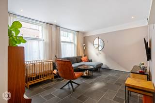 Op een uitstekende locatie in het gezellige Begijnhof te Mechelen bevindt zich deze recent gerenoveerde woning (2020) met 3 slaapkamers en 2 badkamers. Het centrum van Mechelen met zijn stadsbioscoop cultureel aanbod winkels, scholen en eet-en drankgelegenheden bevinden zich op wandelafstand. <br /><br />We betreden de woning via de inkomhal met gastentoilet. Op het gelijkvloers beschikt u over een woonkamer en een ruime leefkeuken dewelke voorzien is van kwalitatieve toestellen zoals onder andere een Quooker-kraan. Hieruit heeft u toegang tot de gezellige stadstuin waar u steeds in alle rust en privacy kan vertoeven. Verder is er nog een extra ruimte dewelke dienst kan doen als bureau of extra bergruimte.<br /><br />Via de nachthal op de eerste verdieping bereiken we een tweede terras en de master bedroom met een en-suite dressing en badkamer dewelke uitgerust is met een douche, extra toilet en een lavabomeubel. Daarnaast beschikt u over voldoende ruimte voor de wasmachine en droogkast. <br /><br />Op de tweede verdieping beschikt u over twee ruime kamers waarvan een met een en-suite badkamer uitgerust met een inloopdouche, lavabomeubel en toilet. De derde slaapkamer is momenteel ingericht als een studio met een geïnstalleerde keuken.<br /><br />Ten slotte is de woning uitgerust met zonnepanelen (3,15 kW) en een thuisbatterij (5,12kW) <br /><br />Dit is een uitstekende opportuniteit als u op zoek bent naar een ruime woning met veel mogelijkheden op een centrale locatie in Mechelen. Contacteer ons voor meer informatie op 0480 66 14 77 of neem een kijkje op www.boonstravastgoed.be .<br /><br />Bijzonderheden:<br />- 2 badkamers<br />- 3 slaapkamers<br />- Gerenoveerd in 2020