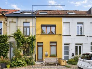 Instapklare stadswoning (EPC B) met twee slaapkamers, rustig gelegen in een charmant 19de-eeuws woonerf nabij de Coupure.<br /><br />Deze gerenoveerde woning is gelegen in een charmant 19de-eeuws woonerf met een karakteristieke binnenkoer en een uitgesproken historische en gezeliige sfeer. Het autoluwe karakter zorgt voor een verrassende rust en geborgenheid, met de Coupure op wandelafstand en het stadscentrum op korte fietsafstand. <br /><br />De woning werd kwalitatief gerenoveerd met respect voor haar karakter en met aandacht voor hedendaags wooncomfort. De praktische indeling, aangename lichtinval en warme uitstraling maken er een bijzonder fijne stadswoning van.<br /><br />Zowel de voorgevel als het dak werden geïsoleerd en de verwarming gebeurt via een condenserende gaswandketel. Met een EPC B-label, een conforme elektrische keuring en een asbestveilig asbestattest is deze woning volledig instapklaar en toekomstgericht. <br /><br />De woonoppervlakte is eerder bescheiden, maar wordt bijzonder efficiënt benut en biedt verrassend veel wooncomfort. Zo combineert deze woning het praktische gemak van een appartement met de privacy en zelfstandigheid van een eigen woning, zonder vaste gemeenschappelijke kosten.<br /><br />Een karaktervolle en zorgeloze stadswoning op een rustige, haast verborgen locatie nabij de Coupure.<br /><br />Voor meer informatie, mail naar info@carloeggermont.be 