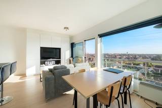 Dit lichtrijk appartement is gelegen op de 9de verdieping en bestaat uit:<br /><br />Inkomhal met vestiaireruimte, volledig ingerichte keuken, leefruimte uitgevend op het terras, aparte slaapkamer voor dubbelbed, slaaphoek, badkamer met ligbad en dubbele lavabo, apart toilet.<br /><br />Extra groot terras met magnifieke zichten over het hinterland.<br /><br />Mogelijkheid tot aankoop van een parking op -1.<br /><br />Het complex is goed en rustig gelegen op wandelafstand van de Zeedijk, winkels en openbaar vervoer.<br />Het domein beschikt over volgende faciliteiten:<br />binnenzwembad, volleybalveld, strand, meer....<br /><br />Info of bezoek: Andries De Leyn 0472/53.66.09
