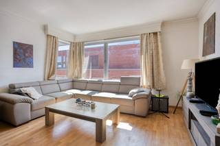 Op zoek naar een interessante investering of een comfortabel appartement op een gunstige ligging? Dan is dit appartement zeker een bezoek waard. Gelegen aan de stadsrand van Tongeren geniet u hier van een rustige woonomgeving, terwijl scholen, natuur, winkels en het openbaar vervoer zich op wandelafstand bevinden. Ook het stadscentrum is vlot bereikbaar.<br /><br />Het appartement beschikt over twee slaapkamers en biedt een aangename en praktische indeling met lichtrijke leefruimtes en alle comfort voor een zorgeloos woonplezier.<br /><br />Extra troeven zijn de privatieve kelderberging, die zorgt voor bijkomende opbergruimte, en de afzonderlijke garagebox waar u uw wagen veilig kunt parkeren.<br /><br />Momenteel is het appartement verhuurd (€ 614/maand), waardoor het ook een interessante opportuniteit vormt voor investeerders die op zoek zijn naar een eigendom met onmiddellijk huurrendement.<br /><br />Bent u op zoek naar een goed gelegen appartement met een uitstekende bereikbaarheid en een interessant rendementspotentieel? Neem dan gerust contact met ons op via immo@confideo.be of op het nummer 012 23 23 11 voor meer informatie of een bezichtiging.<br />