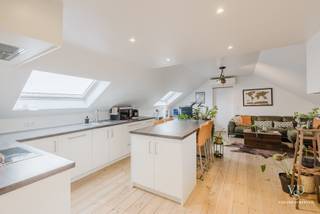 GEEN VASTE KOSTEN.<br /><br />Deze woonunit situeert zich langsheen de Kerkstraat, in het hart van het groene Dikkelvenne en op wandelafstand van tal van voorzieningen (o.a. bakker, slager, frituur, ... ). <br /><br />Het appartement beschikt over een ruime leefruimte met open keuken, één slaapkamer met een aansluitende badkamer, voorzien van een toilet, een dubbel lavabomeubel en een douche (alsook van een aansluiting voor de wasmachine en droogkast). <br /><br />De gedeelde inkomhal (met het naastgelegen appartement) biedt extra bergruimte. <br />De afzonderlijke, ruime berging wordt gedeeld.<br /><br />Eveneens inbegrepen: twee autostaanplaatsen direct voor de deur. <br /><br />Provisie waterverbruik 30 euro per maand.