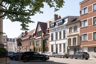 Exclusieve Herenwoning in het hart van Kortrijk - pure klasse naast het Oud GerechtsgebouwWelkom op Edmond De Praterestraat 6, een subliem...
