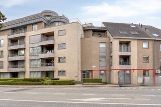 Bent u op zoek naar een ruim en instapklaar appartement op een uitstekende locatie in Aalst? Dan is dit gelijkvloers appartement gelegen te Parklaan beslist een bezoek waard. Gelegen op een belangrijke invalsroute naar het centrum van Aalst en op wandelafstand van het prachtige Osbroekpark, geniet u hier van een vlotte bereikbaarheid en een aangename, groene woonomgeving. Met een bewoonbare oppervlakte van ca. 120 m², twee volwaardige slaapkamers, een ruim terras en beperkte gemeenschappelijke kosten biedt dit appartement alle comfort voor wie zorgeloos wil wonen.<br /><br />Indeling<br /><br />Gelijkvloers:<br />+ Inkomhal<br />+ Ruime en lichtrijke leefruimte<br />+ Open keuken<br />+ Slaapkamer (18 m²)<br />+ Slaapkamer (14 m²)<br />+ Ruime badkamer met ligbad, lavabo en toilet<br />+ Apart toilet<br />+ Praktische berging<br />+ Ruim terras achteraan<br /><br />Kelder:<br />+ Private kelderberging<br /><br />Extra troeven:<br />+ Uitstekende ligging op een invalsroute naar het centrum van Aalst<br />+ Op wandelafstand van het Osbroekpark<br />+ Bewoonbare oppervlakte van ca. 120 m²<br />+ Lift aanwezig in het gebouw<br />+ Beperkte gemeenschappelijke kosten<br />+ Conforme elektrische keuring<br />+ Volledig toegankelijk en aangepast voor rolstoelgebruikers<br />+ Private kelderberging<br />+ Ondergrondse parkeerplaats extra aan te kopen voor € 25.000<br /><br />Watertoets: P-score C – G-score C.<br /><br />Graag een bezoek of meer info? Contacteer Brian Rollier via brian.rollier@albert.immo of via 0472 98 02 27 voor meer info en een afspraak.<br /><br />Bij Albert kom je thuis!