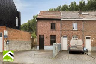 Op wandel- en fietsafstand van het stadscentrum van Tongeren bevindt zich deze woning in halfopen bebouwing.<br />Op een perceel van 212m² is de woning gelegen vlakbij natuurgebied Beukenberg en het Pliniuspark. <br /><br />INDELING: <br />x ruime woonkamer met sierschouw, in te richten als zit- en eetruimte; <br />x aparte keuken met ontbijthoek; <br />x apart toilet.<br /><br />Op de verdieping: <br />x 2 mooie slaapkamers; <br />x badkamer met ligbad, douche, dubbele lavabo en toilet; <br />x via een valtrap in de nachthal is er toegang tot de zolderruimte.<br /><br />In de aanbouw achter de woning is er nog een wasplaats en tuinberging.<br /><br />Achter het gebouw is er een gezellig terras en tuin; ook handig toegankelijk via het pad naast de woning.<br />Voor de woning is er privéparking voor een tweetal auto's.<br /><br />Interesse in deze woning? Maak dan telefonisch een afspraak op het nummer 012 23 00 23 of mail uw vragen aan roland@immo-leroi.be.