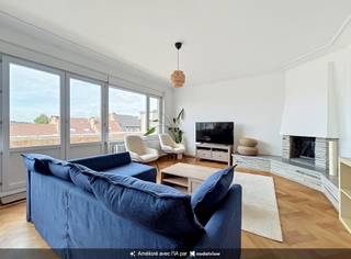 <p>Tel.: 0493 06 24 16<br />E-mail: clara.jacquy@weinvest.be<span></span></p>
<p>We Invest heeft het genoegen u exclusief dit appartement aan te bieden, gelegen op de vijfde en tevens hoogste verdieping van een goed onderhouden gebouw met lift.</p>
<p>Gelegen aan de Boulevard de Liège 154 in Anderlecht, geniet het appartement van een praktische en goed bereikbare ligging, vlakbij winkels, scholen en alle dagelijkse voorzieningen. De buurt biedt bovendien een vlotte verbinding met het centrum van Brussel en de belangrijkste verkeersassen.</p>
<p>Het appartement bestaat uit een inkomhal, talrijke ingebouwde opbergruimtes, een leefruimte met eiken parket en toegang tot een terras, een volledig uitgeruste keuken, een wasruimte, twee slaapkamers, een badkamer en een apart toilet.</p>
<p>U beschikt eveneens over een privatieve kelder, een parkeerplaats en een garagebox, die verplicht samen met het appartement gehuurd worden voor een bijkomende huurprijs van €150/maand.</p>
<p>Beschikbaar vanaf: 15/10/2026<br />EPB: G (vervanging van de raamkozijnen is binnenkort gepland, wat de energieprestaties van het appartement zal verbeteren)<br />Gemeenschappelijke lasten: €150/maand (privéverbruik van de verwarming en onderhoud van de gemeenschappelijke delen)<br />Individuele verwarmingsketel voor het verbruik van warm water.</p>
<p>Wacht niet langer om een bezoek in te plannen!</p>
<p>Ontdek meer exclusieve aanbiedingen op www.weinvest.be.</p>