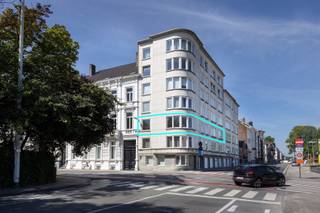 In de www.tacklaan1bus21.be (url kopiëren en plakken indien doorklikken niet lukt) in Kortrijk stellen we jou graag dit appartement. Het appartement heeft een netto vloeroppervlakte van 156m² (170m² bruto = wat men bij nieuwbouw zou gebruiken). Het appartement is toe aan een grondige renovatie maar de ligging, de grootte, de indeling, ... staan alvast paraat evenals de grote garage en kelderberging. De living is zeer lichtrijk gezien de hoekligging en er zijn 4 kamers.<br /><br />Via www.tacklaan1bus21.be kan je een afspraak inplannen. Eveneens via de website verneem je veel meer, zoals een uitgebreide omschrijving, foto's, 360° rondgang, documenten, … <br /><br />DIRECT KOPEN PRIJS: De vermelde prijs is een Direct Kopen prijs. Tegen deze prijs kan er onmiddellijk aangekocht worden zonder verdere prijsonderhandeling. Er kan ook steeds een bod worden uitgebracht via een transparante procedure waarover alles te lezen is op de website van het appartement. <br /><br />Groeten, Hendrik van Henry Houser.