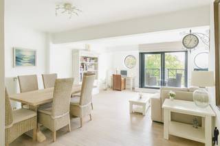 <strong>Tweeslaapkamer appartement op 7de verdieping met parkzichten<br /><br /></strong>-- Mogelijkheid tot aankoop staanplaats --<br /><strong><br /></strong>Dit prachtige appartement ligt temidden van de <strong>Harmoniewijk </strong>in Antwerpen.<br />Strategisch gelegen aan de Mechelsesteenweg, op een steenworp afstand van zowel het <strong>Harmoniepark </strong>als het <strong>Albertpark</strong>. Om de hoek bevindt zich de gekende site van <strong>Brouwerij De Koninck</strong> met haar verschillende speciaalzaken en restaurants. Het <strong>Groen Kwartier</strong> bevindt zich dan weer op wandelafstand.<br />Deze buurt rondom de Harmonie is geliefd om haar uitstekende <strong>bereikbaarheid</strong>, met tal van tram- en bushaltes vlakbij, die zorgen voor een snelle verbinding naar het stadscentrum, Centraal Station en andere belangrijke locaties. Voor fietsers wordt de bereikbaarheid merkbaar verbeterd dankzij plannen voor een groter fietspad en zelfs een plein voor de voordeur: een totale make-over om de leefbaarheid, het al aanwezige groen en de bereikbaarheid naar een hoger niveau te tillen.<br /><br />Gelegen op de <strong>7de verdieping</strong>, biedt dit appartement een combinatie van comfort, rust en stijl.<br />De ruimtes zijn voorzien van hoogwaardige <strong>parketvloeren </strong>die zorgen voor een warme en tijdloze uitstraling.<br />De open keuken is voorzien van <strong>modern comfort</strong>.<br />Vanuit de woonkamer heeft de bewoner een <strong>panoramisch zicht </strong>over het park: een uniek gevoel van openheid en veel <strong>lichtinval</strong>, zonder in te hoeven boeten aan <strong>privacy</strong>! Het appartement beschikt over <strong>twee terrassen</strong>, waar u de hele dag door kunt genieten van zon en rust.<br />Bijzonder: een <strong>privélift </strong>brengt de bewoner rechtstreeks naar de 7de verdieping.<br />Recent geïnstalleerde gastcondensatieketel.<br />Daarnaast beschikt de bewoner over een eigen <strong>parkeerplaats </strong>en een ruime berging onderin het gebouw.