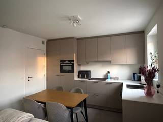 Dit moderne duplex appartement in Mol is een prachtig nieuw gebouw met een eigen dakterras. Het appartement beschikt over twee slaapkamers en een strakke, moderne badkamer. De open keuken en woonkamer zorgen voor een lichte en ruime sfeer in het appartement.<br /><br />Het duplex appartement is voorzien van alle gemakken en heeft een eigen parkeerplaats. Het appartement is gelegen op de eerste en tweede verdieping. De ligging in Mol is ideaal met alle voorzieningen binnen handbereik. Het terras biedt de mogelijkheid om heerlijk buiten te genieten van het mooie weer.<br /><br />Dit appartement is perfect voor iedereen die op zoek is naar een comfortabele en moderne woning in een rustige omgeving. Met de nieuwste voorzieningen en een stijlvolle afwerking is dit duplex appartement een droomwoning voor velen.<br /><br />De huurprijs is inclusief parkeerplaats en gemeenschappelijke kosten.<br />Beschikbaar 1 juli 2026