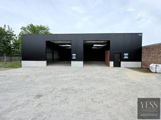 <h3>2 kwalitatieve nieuwbouwloodsen met parkeerplaats!</h3>
<p>Ontdek deze 2 functionele en duurzaam afgewerkte nieuwbouwloodsen, ideaal voor opslag, atelier, showroom of ambachtelijke activiteiten. Beide units zijn uitgerust volgens hedendaagse normen en bieden een uitstekende combinatie van ruimte, veiligheid en comfort. De loodsen zijn bestemd voor niet-hinderlijke bedrijven, kleine en middelgrote ondernemingen.</p>
<h4><span><strong>Loods 1 – 216,16 m² + P9</strong></span>: <strong>€275.000 excl. kosten</strong></h4>
<h4><span><strong>Loods 2 – 195,83 m² + P10</strong></span>: <strong>€275.000 excl. kosten<br /><br />Mogelijkheid extra parking P 8: 9000€ excl. kosten</strong></h4>
<h3>Troeven:</h3>
<ul>
<li>Geen WVI grond</li>
<li>Brandklasse C</li>
<li>Inclusief RWA-installatie</li>
<li>Duurzaam groendak</li>
<li>Bij elke loods inbegrepen: 1 privatieve buitenstaanplaats voor de loods</li>
<li>Mogelijkheid tot aankoop van extra staanplaats(en)</li>
<li>Geschikt voor diverse professionele doeleinden</li>
<li>Ruime regenwaterputten</li>
</ul>
<p>Dankzij de kwalitatieve afwerking en praktische indeling vormen deze loodsen een interessante investering voor eigen gebruik of verhuur.</p>
<p>Interesse? Contacteer ons vrijblijvend voor meer info of een bezoek ter plaatse.<br />Info@yess-vastgoed.be / 050 33 59 03</p>