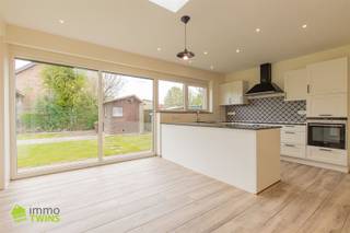 In Grembergen bevindt zich deze veelzijdige gezinswoning op een perceel van 457 m². Dankzij de uitermate rustige ligging en toch vlotte...