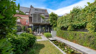 Verzorgde en stevige woning uitstekend gelegen in de Pannenstraat te Heist-aan-Zee, centraal en op wandelafstand van het station, het strand en alle winkels. <br /><br />Een bijzonder groot volume over vier bouwlagen. <br /><br />Op het gelijkvloers een inkomhal die toegang biedt tot een eerste volwaardige slaapkamer met eigen badkamer en directe toegang tot de tuin. Verder bevinden zich op deze verdieping een praktische wasplaats met extra bergruimte, een aparte douche en een uitzonderlijk ruime dubbele garage die eveneens uitgeeft op de tuin.<br /><br />Op de eerste verdieping een brede en zonnige woonkamer met een gevelbreedte van 8 meter. Hier geniet je van een gezellige open haard, parketvloeren en leuke open zichten. Aansluitend vindt u een verzorgde keuken met toegang tot een ruime veranda en een mooi zonneterras.<br /><br />Op de tweede verdieping zijn er 3 volwaardige slaapkamers en een ruime badkamer, uitgerust met zowel een ligbad als een inloopdouche.<br /><br />De derde verdieping biedt nog twee extra slaapkamers en bijkomende bergruimte, met toegang tot de praktische bergzolder.<br /><br />Troeven: Mooie ligging, 6 slaapkamers, stevige constructie (volledig beton), dubbele garage, terras en tuin. Energielabel B, op de grens met A-label. Zonnepanelen, recente condensatieketel, ... .<br />Bezoeken? Contacteer Willem Cauwels op Tel. 050 89 27 70