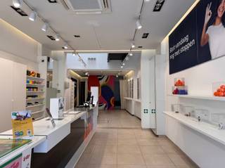 <p><span>Verhuurd handelspand te koop in het hart van het commerciële centrum van Mol. Ideale belegging.</span></p><p><span> </span></p><p><span>Op een toplocatie in het centrum van Mol bevindt zich dit mooie handelspand met een totale oppervlakte van ca. 219 m². </span></p><p><span>Dankzij de centrale ligging geniet het pand van een uitstekende zichtbaarheid en een vlotte bereikbaarheid.</span></p><p><span> </span></p><p><span>De benedenverdieping omvat een winkelruimte van 70m², een praktische bergruimte en een toilet. </span></p><p><span>Op de bovenverdieping bevinden zich een keuken en een badkamer, wat extra comfort en functionaliteit biedt.</span></p><p><span>Tevens 2 kamers op het eerste verdiep en 2 kamers op het tweede verdiep.</span></p><p><span> </span></p><p><span>Dit  handelspand vormt een interessante investeringsopportuniteit. </span></p><p><span>Het pand is momenteel verhuurd via een lopend handelshuurcontract, waardoor u als investeerder onmiddellijk kunt genieten van een stabiel huurrendement vanaf de aankoop.</span></p><p><span>Huidige huurprijs 2.346€</span></p>