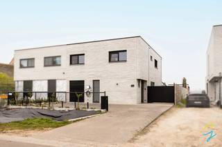 Te koop te Berlare! Verkoop onder registratierechten!Bent u op zoek naar een instapklare, ruime woning met geothermische warmtepomp in een rustige...