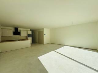 Dit moderne en lichtrijke gelijkvloersappartement is rustig gelegen en biedt een aangename woonomgeving met een privatieve tuin en terras. Daarnaast beschikt het appartement over een gemeenschappelijke fietsenberging en een achterliggende autostaanplaats.Bij het betreden van het appartement komt u terecht in de inkomhal met een apart gastentoilet. Van daaruit heeft u toegang tot de open keuken, die volledig is ingericht en voorzien van alle nodige toestellen. De keuken sluit naadloos aan op de ruime leefruimte met eetplaats, waar de grote lichtinval zorgt voor een aangenaam en open gevoel. Via de leefruimte bereikt u rechtstreeks het terras en de tuin, ideaal om in alle rust van het buitenleven te genieten. Verder zijn er in de gang twee praktische bergruimtes aanwezig, waarvan één uitgerust is met aansluitingen voor een wasmachine. Het appartement beschikt over één ruime slaapkamer, een aparte bureauruimte en een moderne badkamer. Deze laatste is voorzien van een inloopdouche, een dubbele lavabo met badkamermeubel, een handdoekdroger en een spiegelkast met verlichting.Ook op vlak van comfort en afwerking heeft deze woning heel wat te bieden: verwarming via een warmtepomp, zonnepanelen, een hoogwaardige afwerking, een gemeenschappelijke fietsenberging en een extra toegang achteraan. Bovendien is het appartement splinternieuw en volledig geschilderd, waardoor u meteen kunt genieten van een frisse en verzorgde woonomgeving. Een achterliggende autostaanplaats is verplicht bij te huren voor € 50 per maand. Het appartement is beschikbaar vanaf 1 november 2026.Ziet u zichzelf hier al thuiskomen en genieten van het comfort, de rust en de gezellige tuin? Neem dan gerust vrijblijvend contact met ons op voor meer informatie of een bezoek ter plaatse!