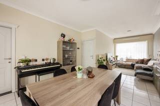 <strong>Op te frissen gezinswoning met 3 slaapkamers op gunstige locatie te Beerse.</strong><br />EPC: C-label | 3 slaapkamers | Perceelopp. 555 m² | Bewoonbare opp. 164m²<br /><br /><strong>Omschrijving:<br /></strong>We betreden deze woning via de inkomhal, dewelke uitgeeft op de woonkamer. Dankzij de aansluitende veranda met grote raampartijen geniet deze van veel lichtinval en een aangenaam zicht op de tuin. Via de woonkamer betreden we ook de keuken, die voldoende ruimte biedt voor het omtoveren naar jouw droomkeuken. Ook biedt de keuken toegang tot de kelderberging en de inpandige garage. <br /><br />Op de eerste verdieping vinden we 3 volwaardige slaapkamers en een badkamer terug. De badkamer is voorzien van een douche, toilet en een badkamermeubel met enkele wastafel. <br /><br />Verder biedt de woning nog een ruime bergzolder, dewelke mits het plaatsen van een vaste trap verder afgewerkt kan worden tot slaapkamers, hobbyruimte,... . <br /><br /><strong>Algemeen: </strong><br />- EPC: 277 kwh/m²jaar (géén renovatieplicht)<br />- Ramen vernieuwd in 2019<br />- Spouwmuurisolatie in 2019<br />- Woning wordt momenteel verhuurd, wat het ook interessant kan maken voor investeerders