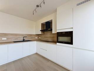 À deux pas des commerces locaux, de l'hôpital, des écoles, des transports en commun et du marché de Furnes, nous trouvons cet appartement à louer bien entretenu. L'appartement (150 m²) bénéficie d'une connexion facile à la côte et à l'E40. La terrasse orientée plein sud, la finition de haute qualité et l'état soigné sont quelques-uns des nombreux avantages.> L'appartement comprend :- Hall d'entrée ;- Grand espace de vie ouvert avec accès à la grande terrasse orientée sud ;- Cuisine avec plaque vitrocéramique, évier double, four combiné et réfrigérateur ;- Salle de bain avec douche et lavabo avec lavabo ;- Toilettes séparées ;- Stockage ;- 4 chambres spacieusesDans l'ensemble :- Terrasse spacieuse ;- Chauffage central au gaz naturel ;- Disponible immédiatement ;- Pas de frais communsÊtes-vous intéressé par cette propriété à louer à Furnes ? Rendez-vous sur le site www.dewaele.com, cliquez sur le bien que vous souhaitez louer. À l'aide du bouton rouge « demandez votre visite », nous vous demandons de remplir brièvement un profil. Ensuite, nous vous contacterons pour une visite. Les rendez-vous ne peuvent pas être pris par téléphone.