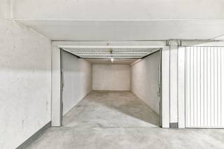 Ondergrondse en volledig afgesloten garagebox te koop, ideaal gelegen en vlot bereikbaar. Deze privatieve garage biedt een veilige en droge parkeerplaats voor uw wagen, fietsen of extra opslag. Dankzij de afgesloten structuur geniet u van optimale bescherming en privacy. De toegang tot het garagecomplex is eenvoudig en comfortabel, wat het gebruik bijzonder aangenaam maakt. Ideaal als investering of voor eigen gebruik.