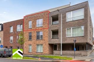 Dit energiezuinig BEN-appartement (EPC 47 / label A) is gelegen op de tweede verdieping van een recent appartementsgebouw. Station en stadscentrum zijn slechts enkele minuutjes stappen.<br /><br />INDELING: <br />x centrale inkomhal, <br />x aangename leefruimte met zitruimte, open keuken en eethoek; <br />x de keuken met eiland is volledig ingericht met koelkast, inductiekookplaat, combi-oven en vaatwasser; <br />x vanuit de leefruimte is er toegang naar het terras met zicht op de binnentuin. <br />x berging/wasplaats met CV; <br />x 2 ruime slaapkamers (3,01 x 4,07 en 3,19 x 4,07); <br />x badkamer met douche en lavabomeubel; <br />x apart toilet. <br /><br />Bij dit appartement hoort een kelderberging en 2 autostaanplaatsen in de parkeergarage met automatische poort. Verder een gemeenschappelijke fietsenstalling.<br />Toegang vanuit de kelderverdieping en gemeenschappelijke inkomhal met trap en lift.<br /><br />INTERESSE? Maak telefonisch een afspraak voor bezichtiging op het nummer 012 23 00 23 of mail uw vragen aan roland@immo-leroi.be.